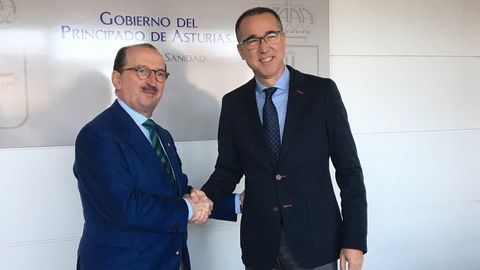 Presidente del Colegio Oficial de Médicos, Alejandro Braña, y el consejero de Salud, Pablo Fernández Muñiz
