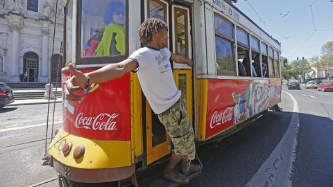 Un joven viaja en un tranvía de Lisboa