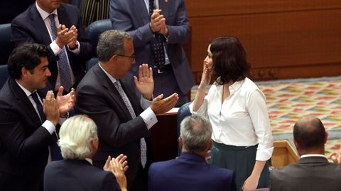 La recin elegida presidenta de la Comunidad de Madrid, Isabel Daz Ayuso, aplaudida por la bancada popular durante la sesin de investidura