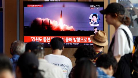 Surcoreanos siguen las noticias sobre los nuevos lanzamientos de misiles desde Corea del Norte