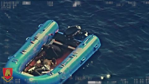 Las Fuerzas Armadas de Malta difundieron las imágenes del rescate de la lancha neumatica con un superviviente y un cadaver