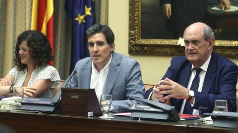 Pablo Arangüena del PSOE, en el centro, es el presidente de la comisión de Cultura y Deporte
