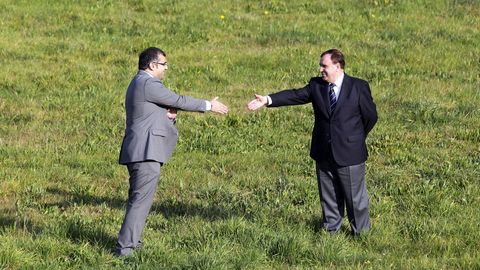 Imagen de archivo de los que en el 2012 eran alcaldes de Oza dos Ríos, Pablo González, y Cesuras, Julián Lucas, escenificando la unión de los concellos