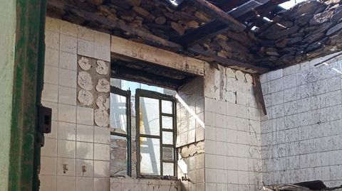 El fuego prendió en las partes de madera de la estructura de la casa, que lleva tiempo abandonada y en ruinas