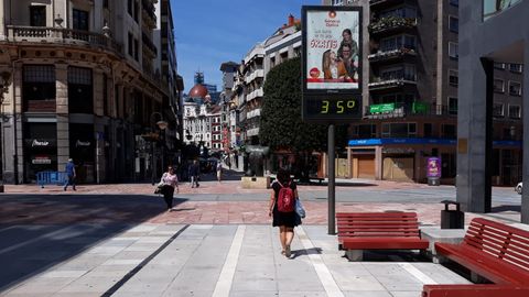 Calor, verano, bochorno, sol.Un termómetro marca 35 grados en Oviedo