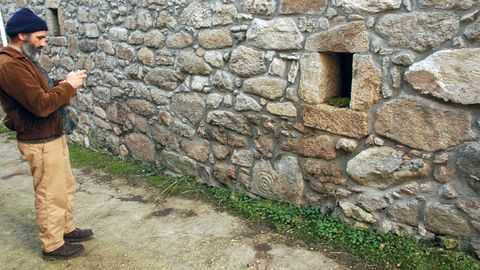 En muchas casas de la parroquia soberina de Proendos, como la de la imagen, se ven piedras labradas que proceden probablemente de un poblado que existió en este lugar en la época galaicorromana y que se reutilizaron durante siglos en otras construcciones