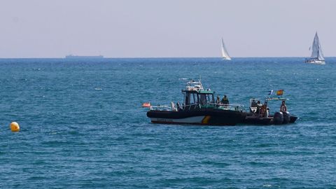 Buzos de la Guardia Civil ante la playa de Sant Sebasti de Barcelona, que ha tenido que ser desalojada