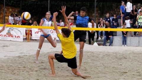 Anier Mariño trata de parar un remate en la final de parejas mixtas
