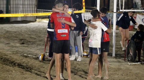 Los finalistas de la categoría masculina se saludan tras el partido