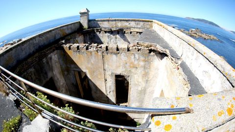 Aunque un proyecto de la empresa de extracción de algas Porto Muíños y el Concello de Corcubión quieren revitalizarla, el estado actual del faro y las dos viviendas que tiene aledañas, una a cada lado, es mejorable