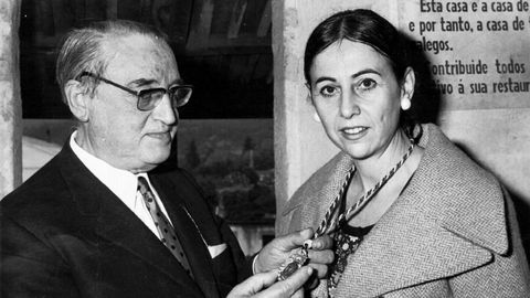 El presidente del patronato de Rosalía de Castro, Octavio San Martín, hace entrega del Pedrón de Oro a María Victoria Fernández España y Fernández-Latorre