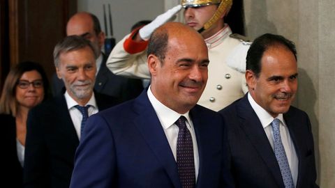 El lder del Partido Democrtico, Nicola Zingaretti, y un compaero de la formacin, Andrea Marcucci, sonren tras las consultas con el presidente Mattarella, en Roma