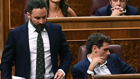El presidente de Vox, Santiago Abascal, pasa junto al presidente de Ciudadanos, Albert Rivera, antes de su intervención de este jueves ante el Pleno del Congreso
