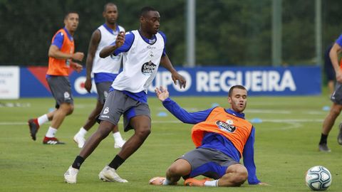 Mujaid pugna con Aketxe en un entrenamiento del Dépor