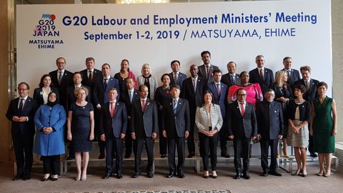 Foto de familia de los responsables de Trabajo del G-20 reunidos en Japón
