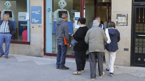 Colas a las puertas de la sede de Naturgy en Santiago para renovar el bono social hace un año