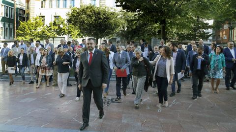 Adrin barbn camina delante de los alcaldes