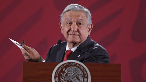 López Obrador mostró durante su conferencia matutina de este martes la cámara espía encontrada en un salón de Palacio Nacional la semana pasada