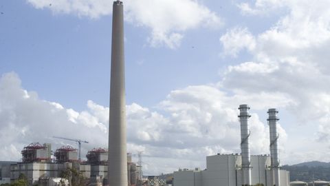 En As Pontes conviven las centrales de gas, a la derecha, y la de carbón