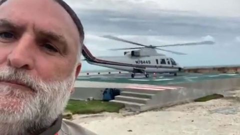 José Andrés lleva comida en helicóptero a una pequeña isla de las Bahamas