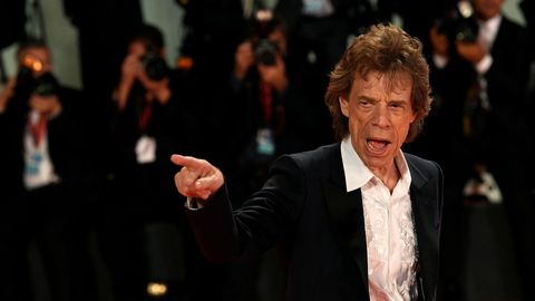 Mick Jagger posa en la alfombra roja de Venecia, adonde lleg para presentar el filme The Burnt Orange Heresy, en el que trabaja como actor