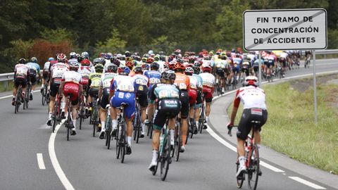 El pelotón ciclista a su salida de la decimoquinta etapa de la 74th Vuelta a España 2019, con salida en la localidad de Tineo y meta en el Santuario del Acebo