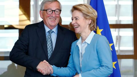 Ursula von der Leyen  se reuni este lunes con su predecesor, Jean Claude Juncker