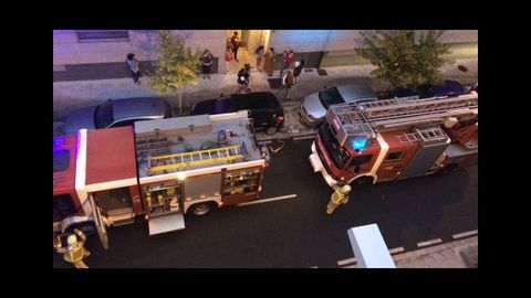 Sofocan un fuego en un piso que se inunda después por la rotura de una