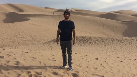 Daniel Lpez en un desierto prximo a la frontera entre Mxico y Estados Unidos