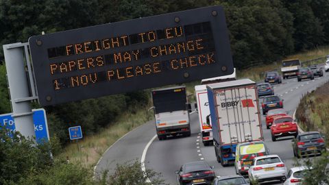 Un cartel en la autopista M56 cerca de Chestero informa sobre posibles cambios en los procedimientos de carga después del «brexit»