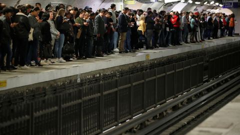 Diez de las 16 líneas de metro permanecieron totalmente paralizadas, cuatro funcionaron solo de forma parcial y el tráfico del suburbano solo fue normal en las dos líneas que están totalmente automatizadas