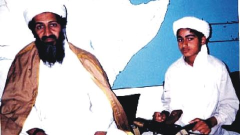 Bin Laden con su hijo Hamza, en una imagen fechada en 1994