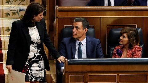 Adriana Lastra y Carmen Calvo, negociadoras del PSOE, en el Congreso con Pedro Snchez