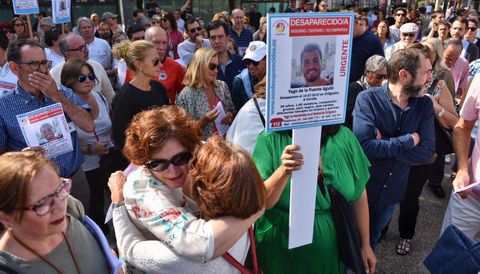 Araceli, madre de Yago de la Puente, en la concentración con el cartel de su hijo desaparecido