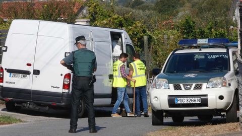 Efectivos policiales en Valga, junto a la vivienda donde fueron asesinadas tres mujeres