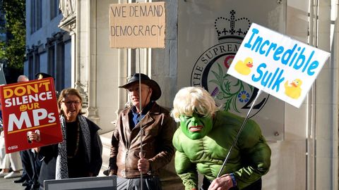 Varias personas se manifestaron contra la decisión de cerrar el Parlamento frente al Tribunal Supremo