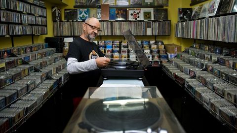 Eladio Lozano posa en su negocio Discovery Music, el único especializado en vinilos de A Coruña
