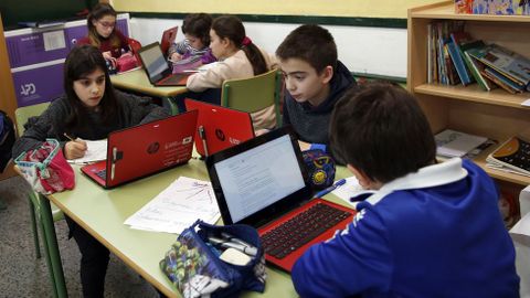 Los estudiantes del colegio Rodríguez Cadarso de Noia siguen con ordenadores cuando pasan a secundaria al IES Campo de San Alberto