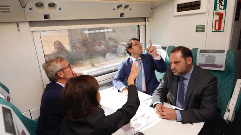 El ministro Ábalos, en un tren en pruebas con el vicepresidente de la Xunta, Alfonso Rueda, el presidente de Castilla y León, Alfonso Fernández Mañueco, y la presidenta del ADIF, Isabel Pardo de Vera