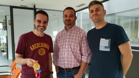 Jorge Lorenzo, con la medalla de oro den la mano, con los emprendedores que crearon la herramienta «Basketouch»