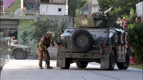 Soldados del Ejrcito afgano en el lugar donde se produjo el atentado