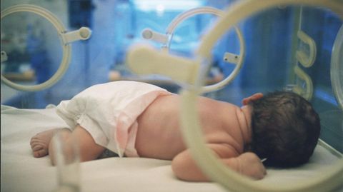 Un beb en una incubadora, en una foto de archivo