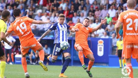Joselu y Borja Sánchez disputan un balón con Villa