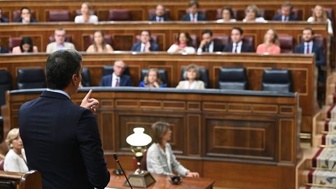 Pedro Sánchez (de espaldas) replica a Pablo Casado en la última sesión de control al Gobierno de la legislatura