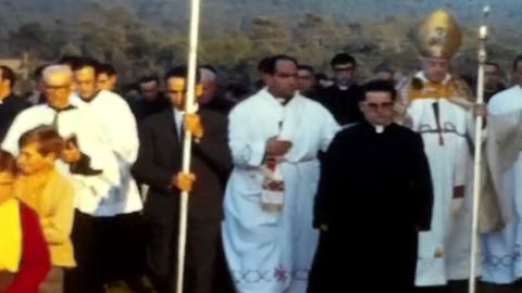 Fotograma de la película en que se puede ver al cardenal Quiroga -luciendo la mitra y flanqueado por el cura Aquilino Fernández- encabezando la comitiva de camino a la celebración de la misa que dio por inaugurada la iglesia