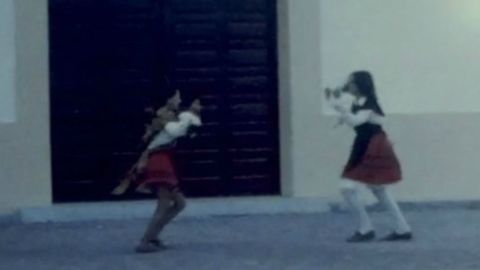 Fotograma de la película en la que se puede ver a dos niñas con traje tradicional ensayando su baile