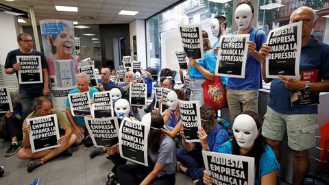 Activistas de Tsunami Democràtic en la oficiana de CaixaBanc del barrio de Gràcia de Barcelona