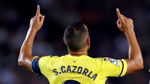El centrocampista español del Villareal CF Santi Cazorla celebra su gol durante el partido ante el FC Barcelona,