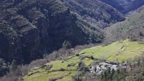 Campodola. La aldea da nombre al gran pliegue constituido por cuarcitas y y pizarras formadas en distintas etapas del Ordovícico