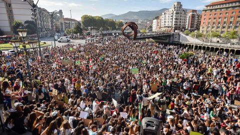 Cientos de personas participan este viernes en una concentración convocada en Bilbao por diversos colectivos sociales con motivo de la «Huelga Mundial por el Clima»